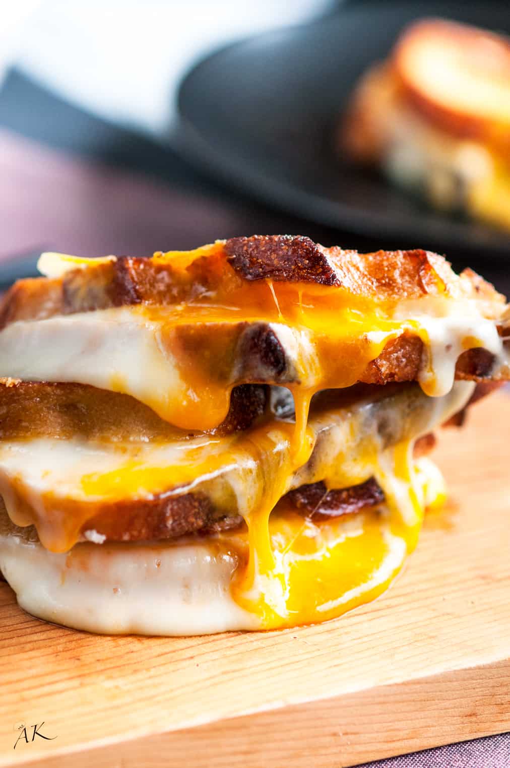 https://www.aberdeenskitchen.com/wp-content/uploads/2015/09/classic-grilled-cheese-with-3-cheeses.jpg