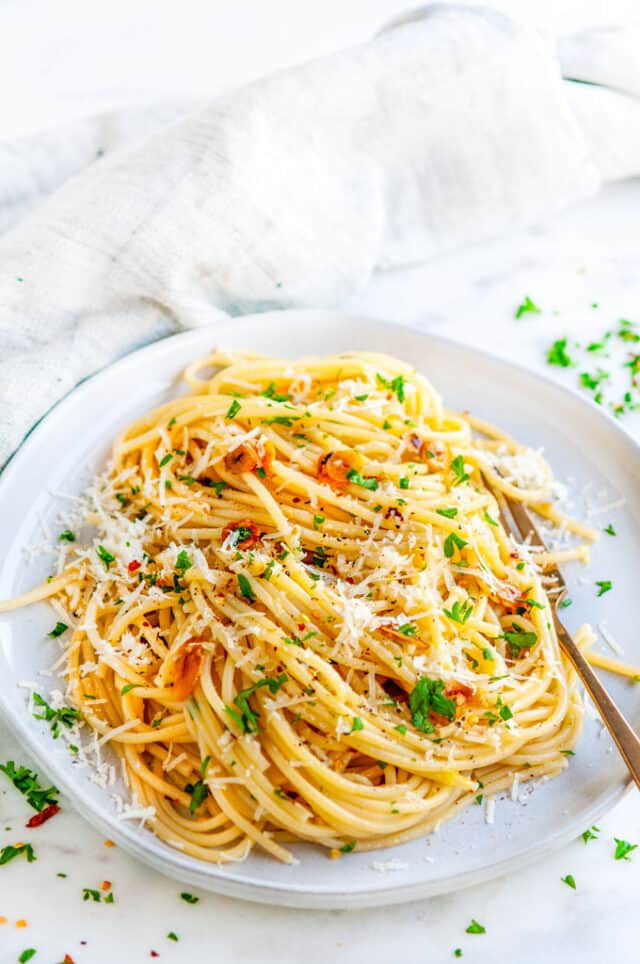 Pasta Aglio e Olio (Garlic and Oil Chef Style!) - Aberdeen's Kitchen