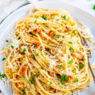 Pasta Aglio e Olio (Garlic and Oil Chef Style!) - Aberdeen's Kitchen