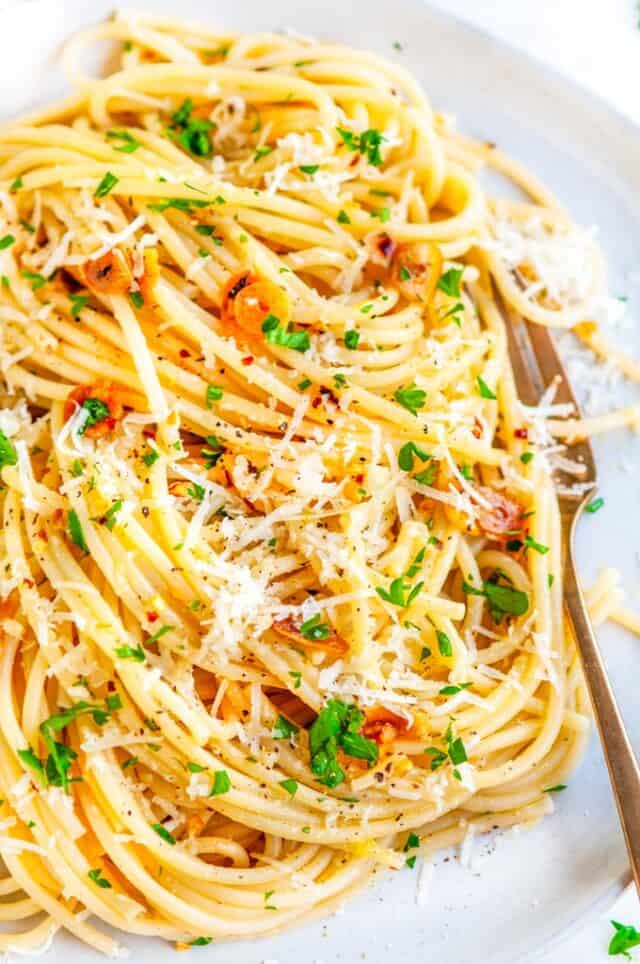 Pasta Aglio e Olio (Garlic and Oil Chef Style!) - Aberdeen's Kitchen