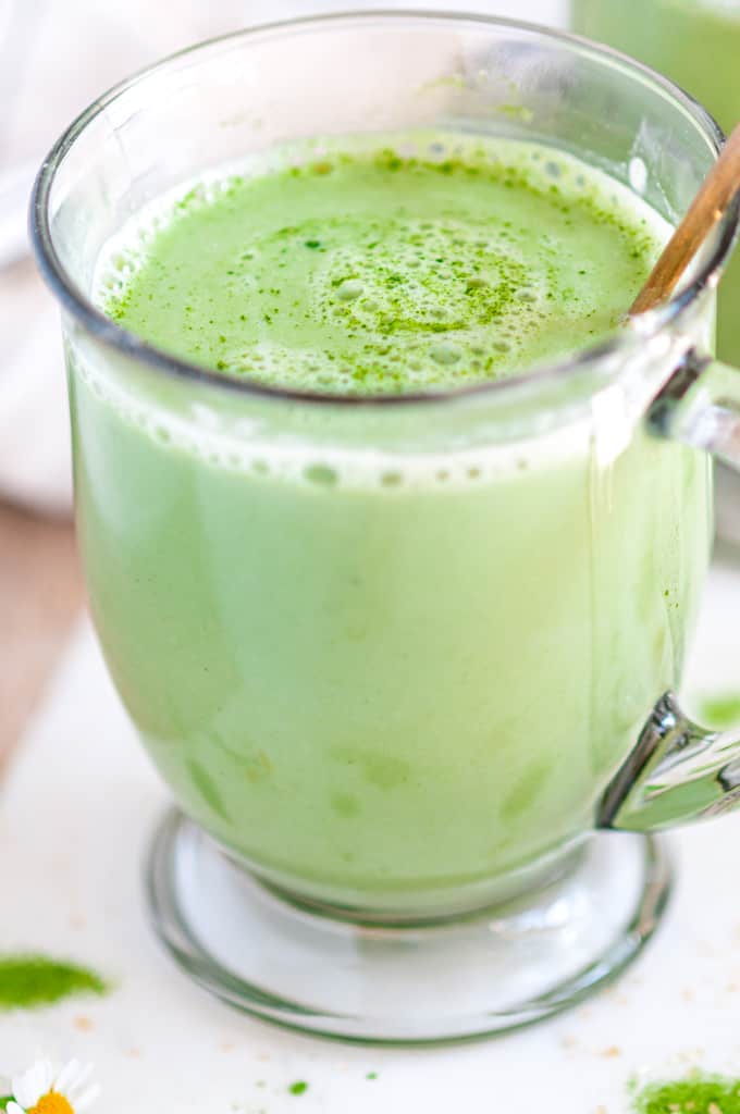 https://www.aberdeenskitchen.com/wp-content/uploads/2020/04/Matcha-Green-Tea-Latte-2.jpg